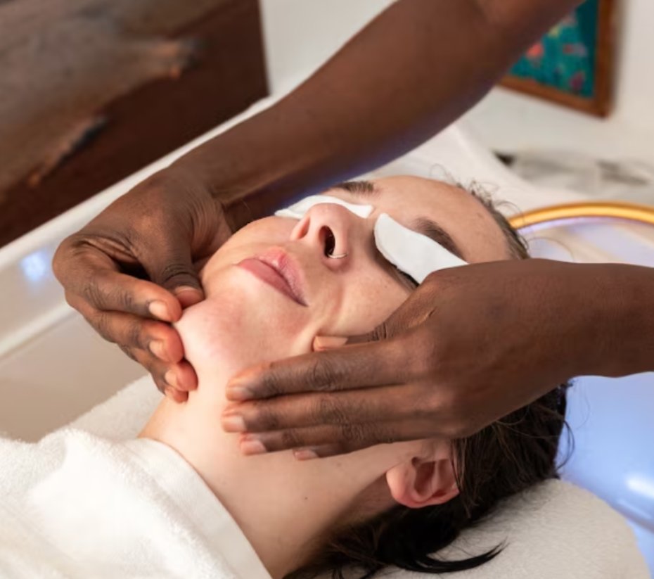 Soin du visage, yeux protégés par des patchs